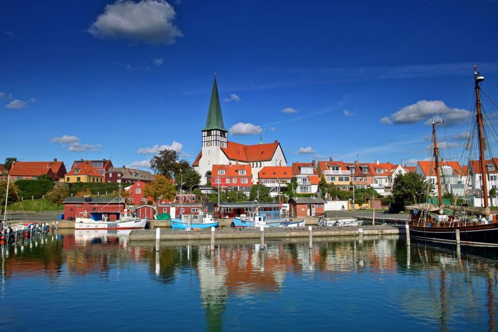 Купить дешевые Горящие туры в Данию https://e-travelbot.ru/otdyx-v-danii/